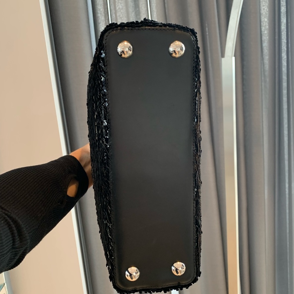 Louis Vuitton Capucines - Picture 10 of 17